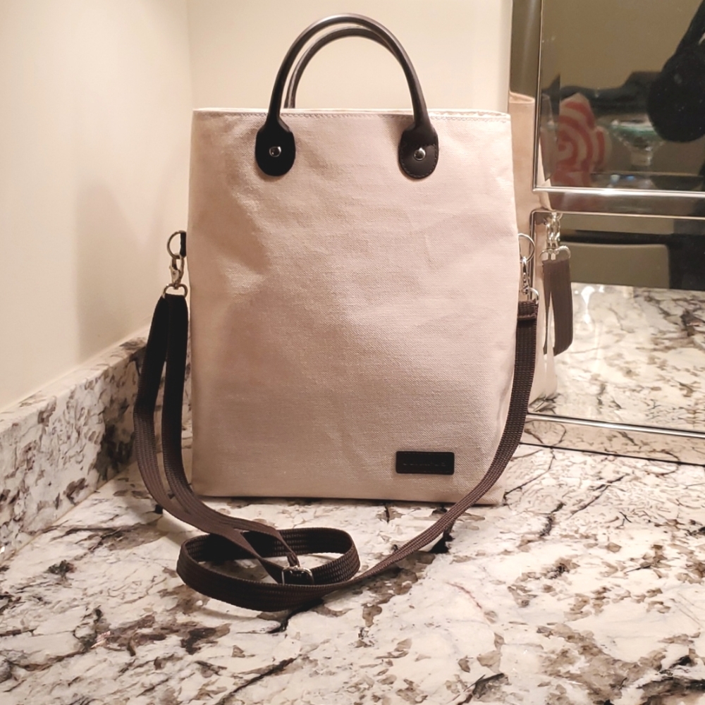 Camera bag / tote bag with adj padded cube